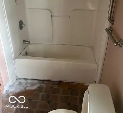 Bath - 841 Banta Ave, Madison, IN 47250 photo 2 of 2