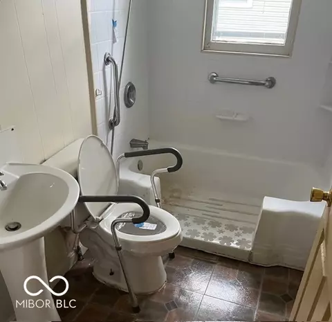 Bath - 841 Banta Ave, Madison, IN 47250 photo 1 of 2