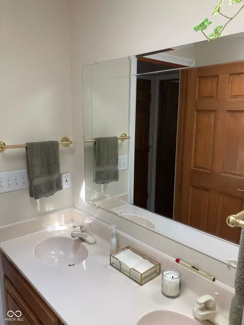 Bath - Undisclosed, Columbus, IN 47201 photo 1 of 7