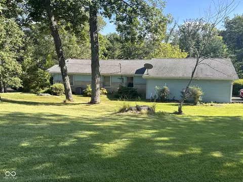 8700 W White Oak Ln, Columbus, IN 47201