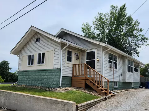 713 7th St, Shelbyville, IN 46176