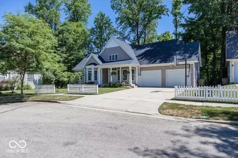 5650 Honey Locust Dr, Columbus, IN 47201