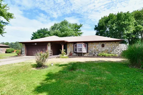 1290 Fox Trail Dr E, New Palestine, IN 46163
