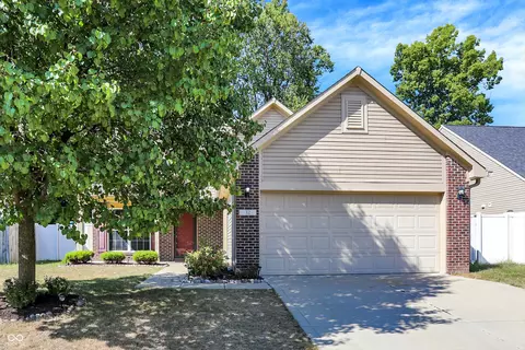 32 Meridian Gardens Ln, Indianapolis, IN 46227