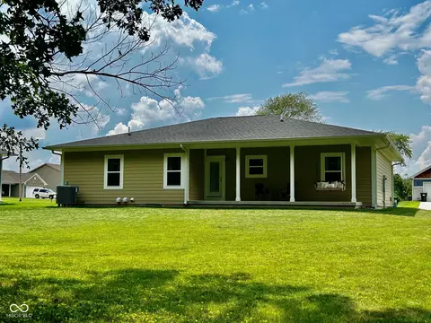 Exterior - 125 E Oak St, Roachdale, IN 46172 photo 9 of 16