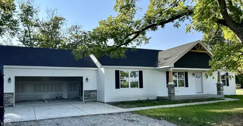 718 E Howard Rd, Waveland, IN 47989