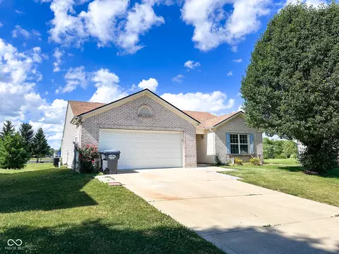 2340 Monarchy Ln, Greenwood, IN 46143