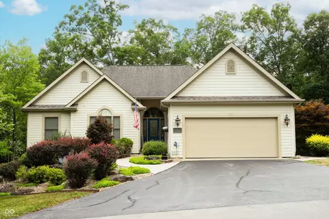 60 Pine Hills Dr, Nashville, IN 47448