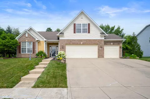 9402 Whisper Bend Dr, Indianapolis, IN 46278