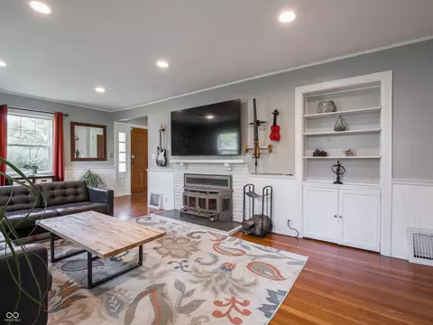Living - 709 E Main St, Plainfield, IN 46168 photo 3 of 5
