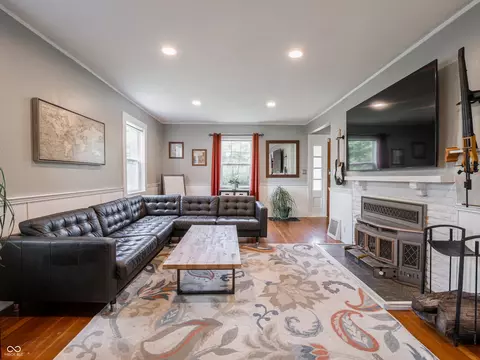 Living - 709 E Main St, Plainfield, IN 46168 photo 4 of 5