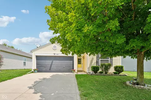 8621 Bluff Point Dr, Camby, IN 46113