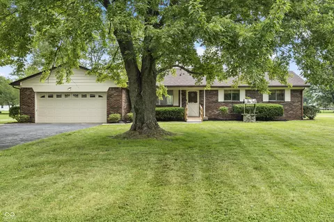 1075 S Daisy Ln, New Palestine, IN 46163