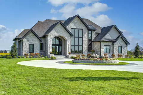 9760 Windy Hills Dr, Zionsville, IN 46077