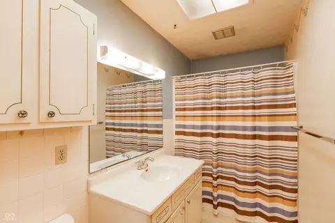 Bath - 533 E Freeman Ave, Seymour, IN 47274 photo 1 of 1