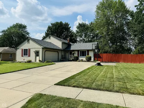 812 Knollwood Dr, Greenwood, IN 46142