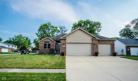 3501 Valley Dr, Columbus, IN 47203