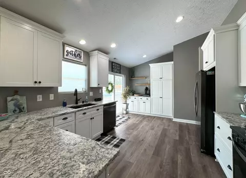 Kitchen - 934 Jonathan Dr, Plainfield, IN 46168 photo 4 of 8