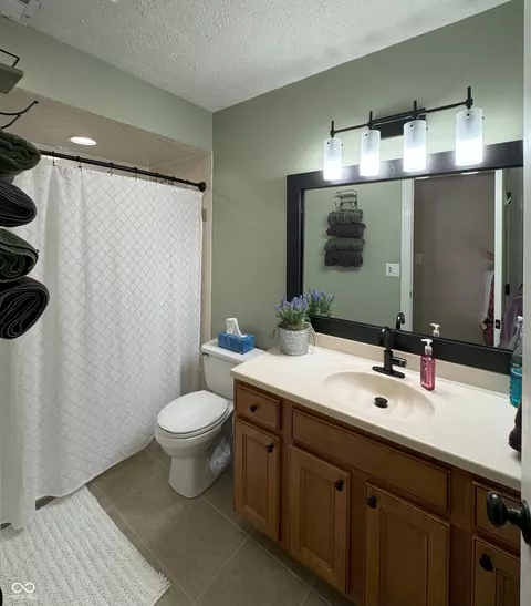 Bath - 934 Jonathan Dr, Plainfield, IN 46168 photo 3 of 5