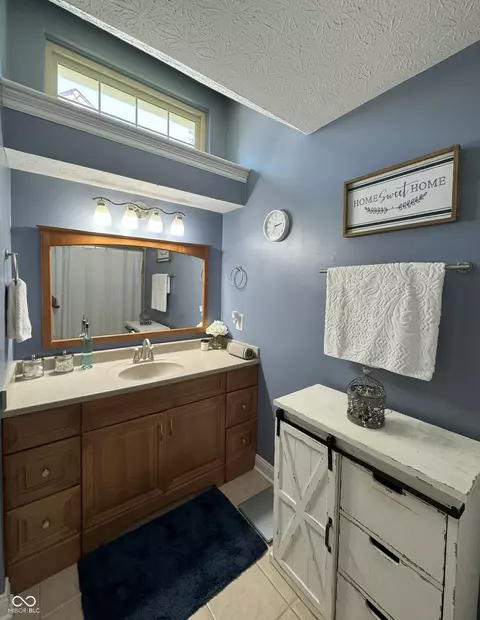 Bath - 934 Jonathan Dr, Plainfield, IN 46168 photo 2 of 5