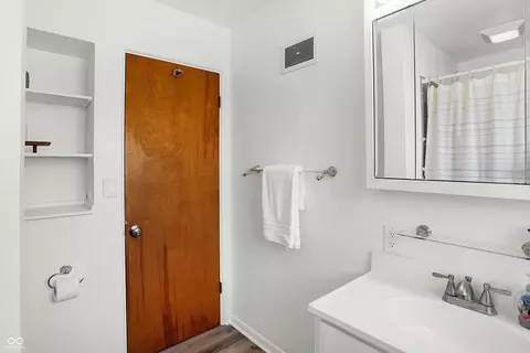 Bath - 2707 E 57th St, Indianapolis, IN 46220 photo 5 of 7