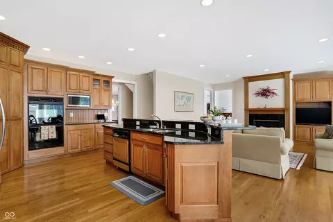Kitchen - 975 Doe Run Dr, Carmel, IN 46032 photo 6 of 11
