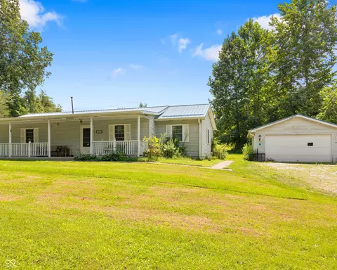5842 E Michaels Rd, Bloomfield, IN 47424