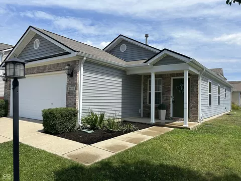 2481 Meadow Bend Dr, Columbus, IN 47201