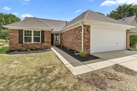 249 Lake Point Ln S, Greenwood, IN 46142