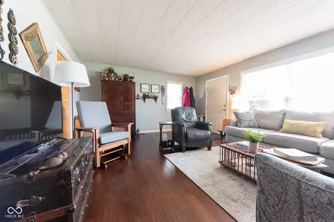 Living - 2653 Maple St, Columbus, IN 47201 photo 2 of 5