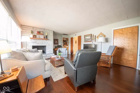 Living - 2653 Maple St, Columbus, IN 47201 photo 4 of 5