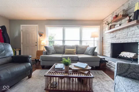 Living - 2653 Maple St, Columbus, IN 47201 photo 1 of 5