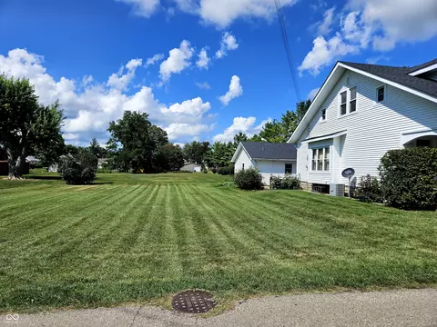 704 E Pearl St E, Waldron, IN 46182 photo 3