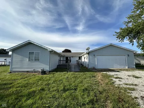 Exterior - 107 E Oak St, Roachdale, IN 46172 photo 4 of 8