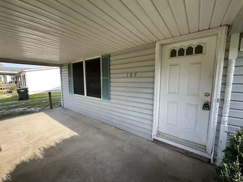Exterior - 107 E Oak St, Roachdale, IN 46172 photo 3 of 8