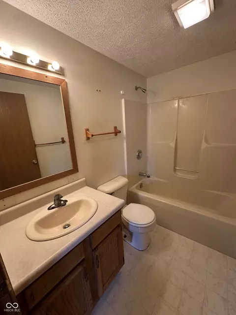 Bath - 107 E Oak St, Roachdale, IN 46172 photo 4 of 8