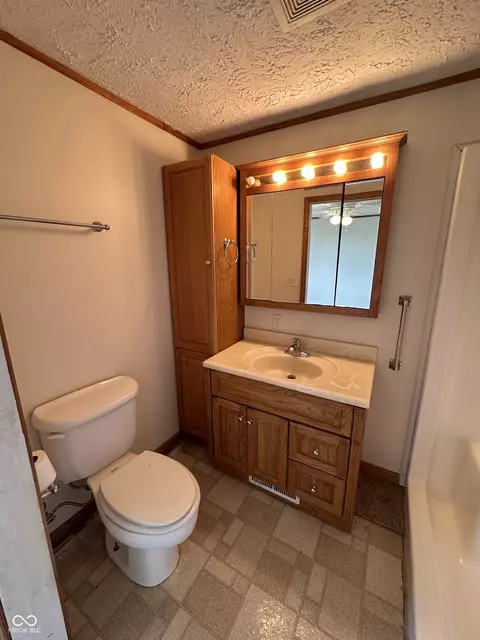 Bath - 107 E Oak St, Roachdale, IN 46172 photo 7 of 8