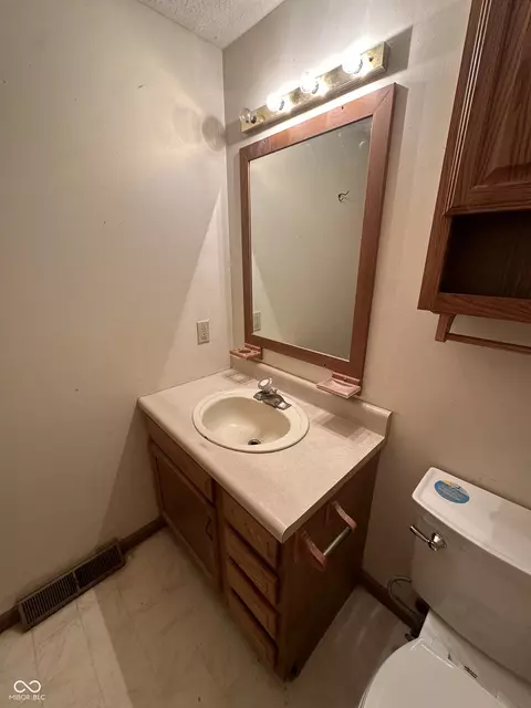 Bath - 107 E Oak St, Roachdale, IN 46172 photo 3 of 8