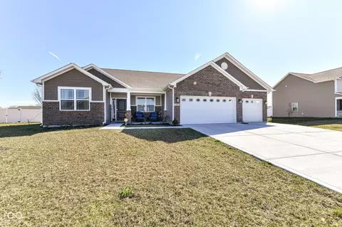 7825 Rolling Green Dr, Plainfield, IN 46168