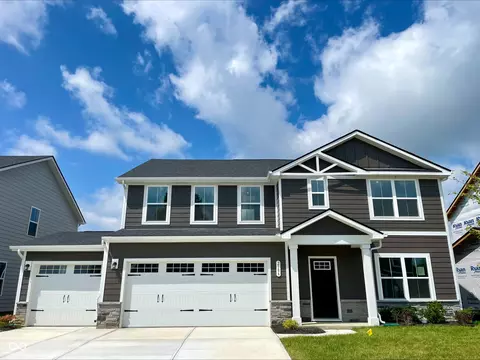 2186 Holiday Crk Dr, Whitestown, IN 46075