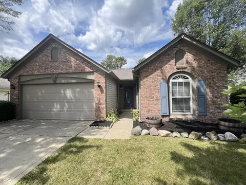 10702 Ashview Dr, Fishers, IN 46038