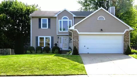 911 Bull Run W Dr, Greenwood, IN 46143