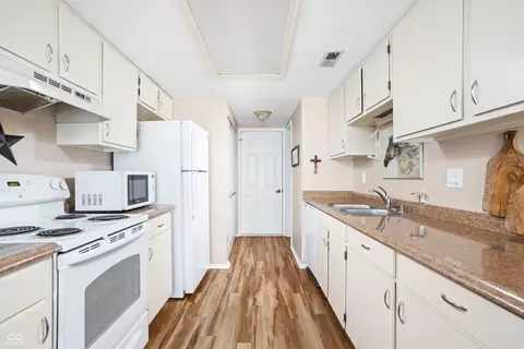 9048 Cornucopia Dr, Indianapolis, IN 46268 photo 9