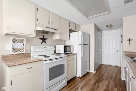 9048 Cornucopia Dr, Indianapolis, IN 46268 photo 10
