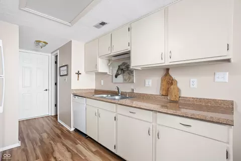 9048 Cornucopia Dr, Indianapolis, IN 46268 photo 11