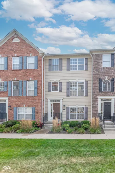9074 Demarest Dr, Fishers, IN 46038