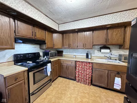 Kitchen - 832 Washington St, Covington, IN 47932 photo 4 of 4