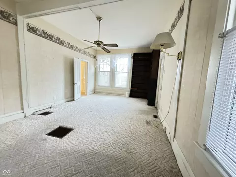 Living - 832 Washington St, Covington, IN 47932 photo 5 of 5