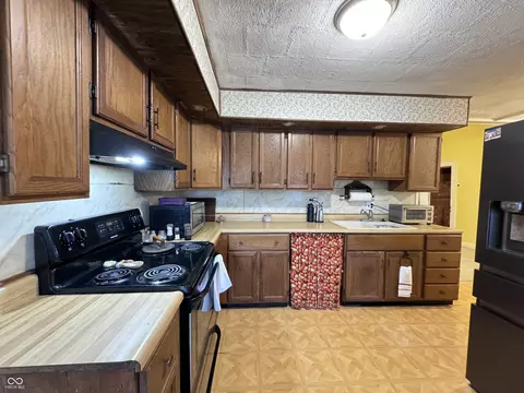 Kitchen - 832 Washington St, Covington, IN 47932 photo 1 of 4