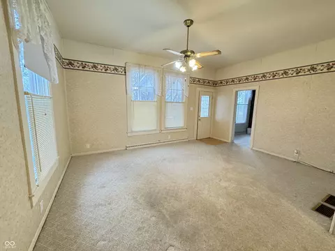 Living - 832 Washington St, Covington, IN 47932 photo 4 of 5